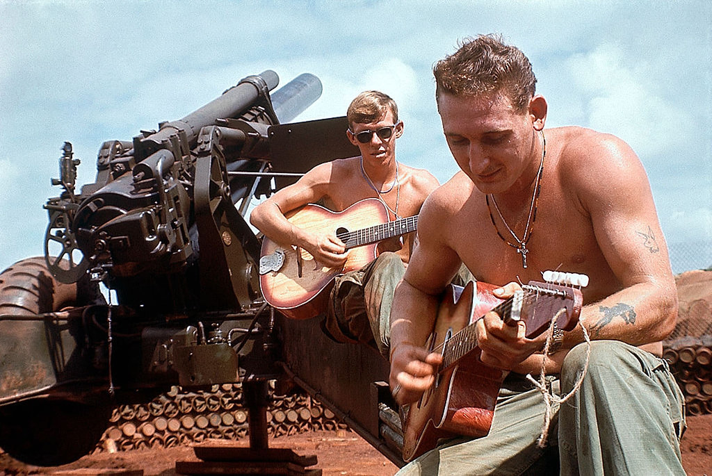 Soldados tocando violão no Vietnam.
