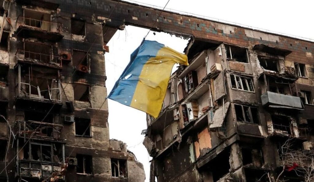 Bandeira da Ucrânia resistindo na batalha de Mariupol.